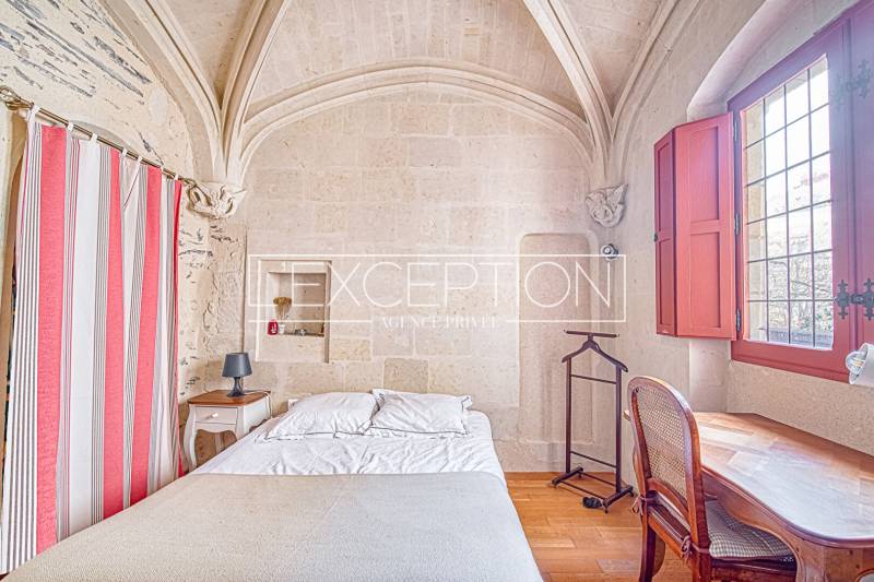 Authentique appartement de 144 m² à Angers, au centre de la Doutre, proposant 4 chambres dans un édifice du XVe siècle doté d'une verrière et de matériaux historiques.