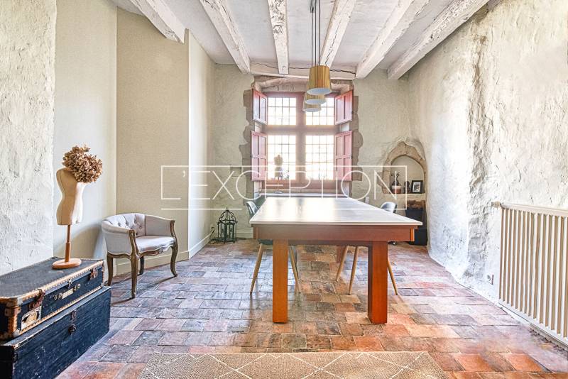 Authentique appartement de 144 m² à Angers, au centre de la Doutre, proposant 4 chambres dans un édifice du XVe siècle doté d'une verrière et de matériaux historiques.