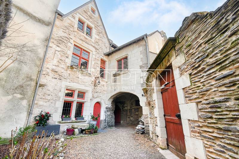 Authentique appartement de 144 m² à Angers, au centre de la Doutre, proposant 4 chambres dans un édifice du XVe siècle doté d'une verrière et de matériaux historiques.