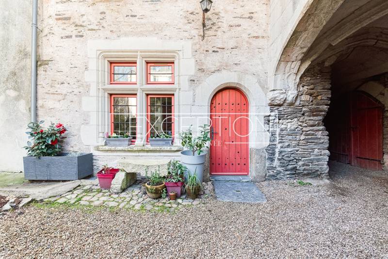Authentique appartement de 144 m² à Angers, au centre de la Doutre, proposant 4 chambres dans un édifice du XVe siècle doté d'une verrière et de matériaux historiques.