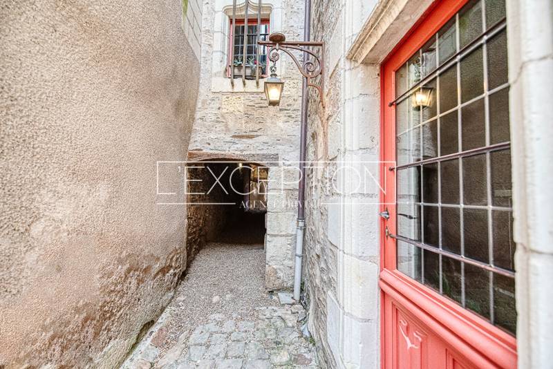 Authentique appartement de 144 m² à Angers, au centre de la Doutre, proposant 4 chambres dans un édifice du XVe siècle doté d'une verrière et de matériaux historiques.