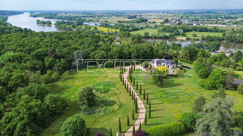 Propriété d’exception sur les bords de la Loire entre Angers et Saumur de 425 m², avec 6 chambres ainsi qu'un parc arboré.