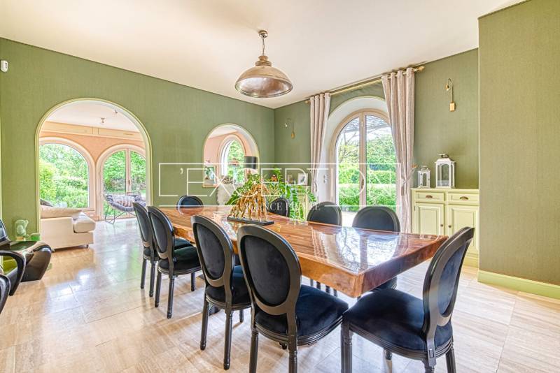 Propriété d’exception sur les bords de la Loire entre Angers et Saumur de 425 m², avec 6 chambres ainsi qu'un parc arboré.