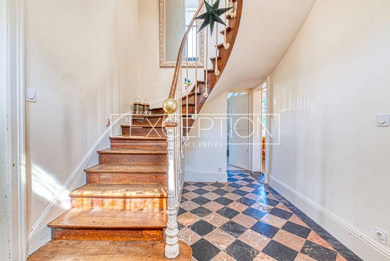 Charmante maison bourgeoise du XIXe siècle de 259 m², combinant l'attrait de l'ancien avec le confort contemporain, située à seulement 20 minutes d'Angers.