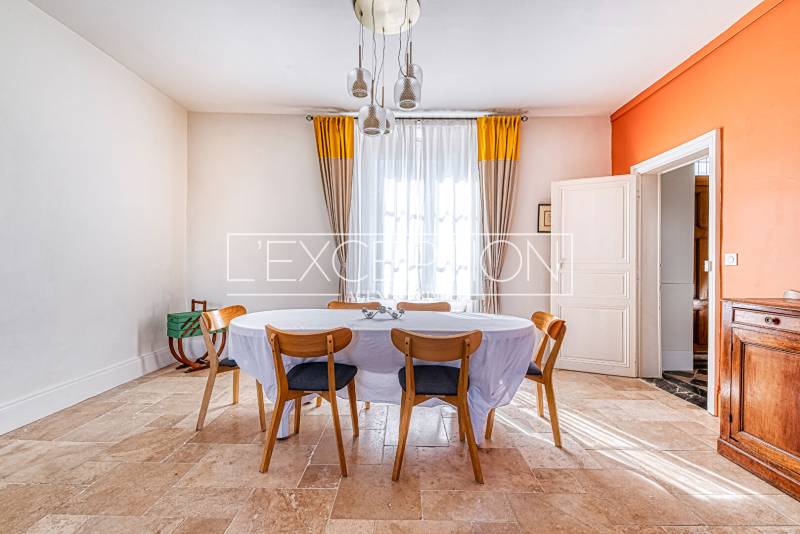 Charmante maison bourgeoise du XIXe siècle de 259 m², combinant l'attrait de l'ancien avec le confort contemporain, située à seulement 20 minutes d'Angers.