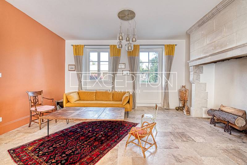 Charmante maison bourgeoise du XIXe siècle de 259 m², combinant l'attrait de l'ancien avec le confort contemporain, située à seulement 20 minutes d'Angers.