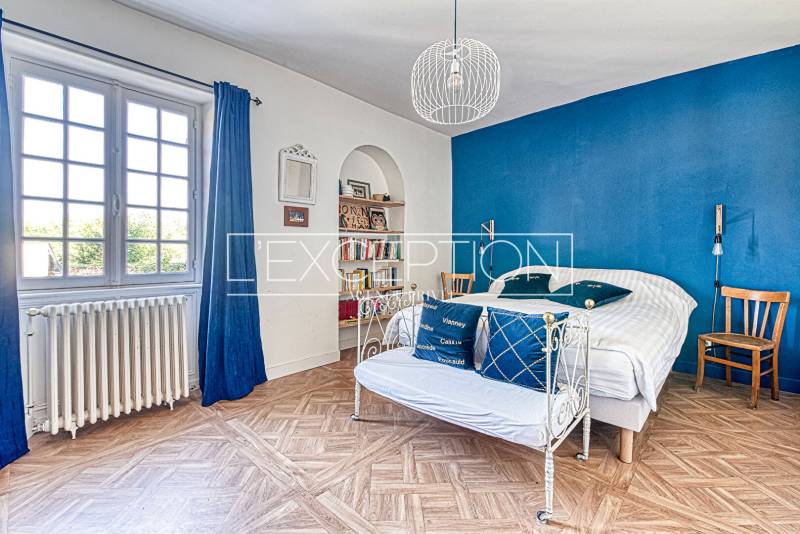 Charmante maison bourgeoise du XIXe siècle de 259 m², combinant l'attrait de l'ancien avec le confort contemporain, située à seulement 20 minutes d'Angers.