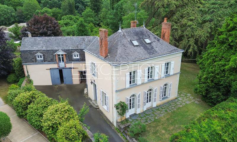 Propriété de charme 4 chambres avec parc arboré de 5.300 m² situé au bord d'une rivière, à Segré-en-Anjou Bleu, à 30 minutes d’Angers