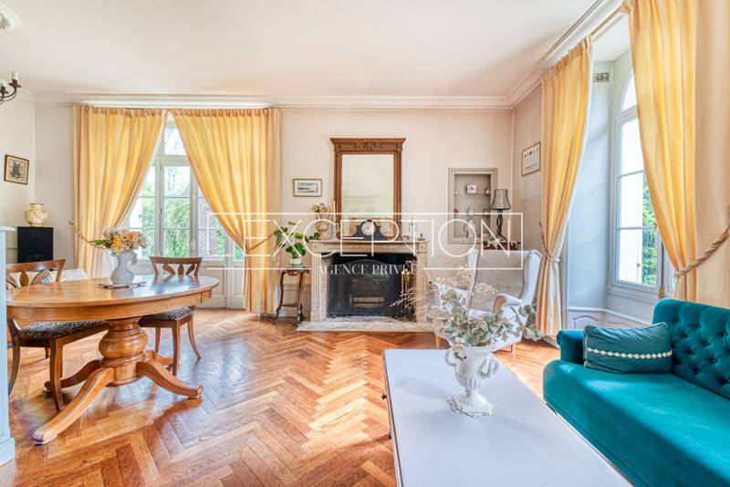 Propriété de charme 4 chambres avec parc arboré de 5.300 m² situé au bord d'une rivière, à Segré-en-Anjou Bleu, à 30 minutes d’Angers