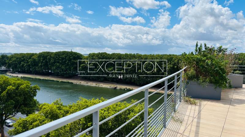Appartement Contemporain de 122 m² disposant de 4 chambres, un garage ainsi qu'une Terrasse d’Exception de 71 m² donnant une Vue sur la Maine.