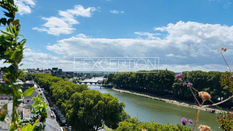 Appartement Contemporain de 122 m² disposant de 4 chambres, un garage ainsi qu'une Terrasse d’Exception de 71 m² donnant une Vue sur la Maine.