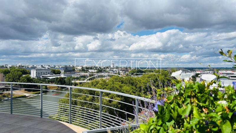 Appartement Contemporain de 122 m² disposant de 4 chambres, un garage ainsi qu'une Terrasse d’Exception de 71 m² donnant une Vue sur la Maine.