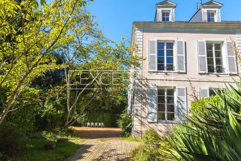 Une demeure familiale de caractère aux volumes généreux, au coeur de Châteauneuf-sur-Sarthe