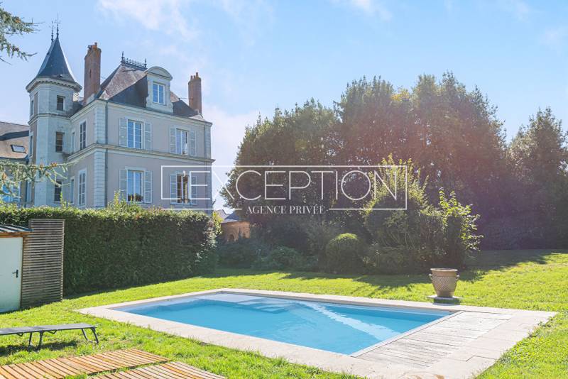 Une demeure familiale de caractère aux volumes généreux, au coeur de Châteauneuf-sur-Sarthe