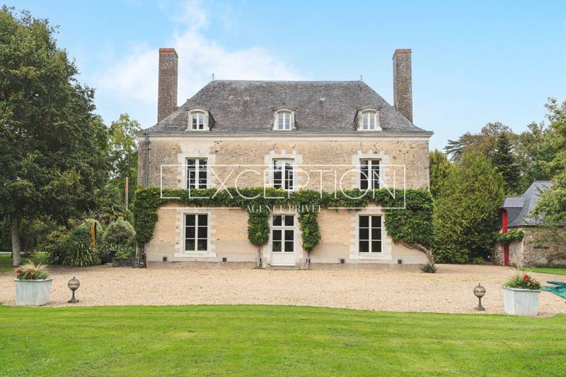 Propriété du XVIème et XVIIIèm Parc, piscine et nombreuses dépendances - Maine et Loire