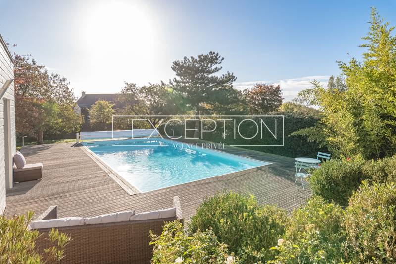 Maison de 168 m² dotée d'un pièce de vie avec cheminée, 5 chambres dont une suite parentale, jardin, double garage et piscine à Bouchemaine - Maine et Loire