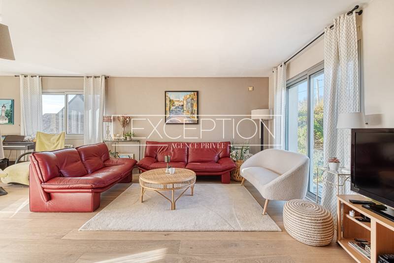 Maison de 168 m² dotée d'un pièce de vie avec cheminée, 5 chambres dont une suite parentale, jardin, double garage et piscine à Bouchemaine - Maine et Loire