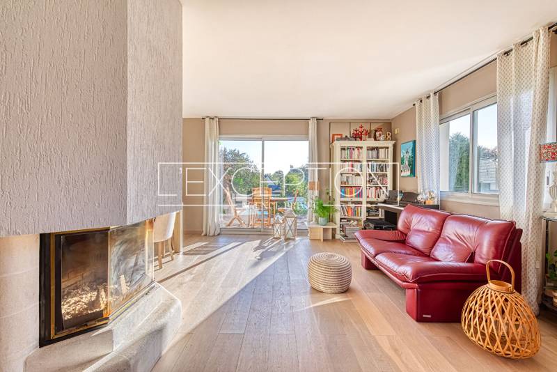 Maison de 168 m² dotée d'un pièce de vie avec cheminée, 5 chambres dont une suite parentale, jardin, double garage et piscine à Bouchemaine - Maine et Loire