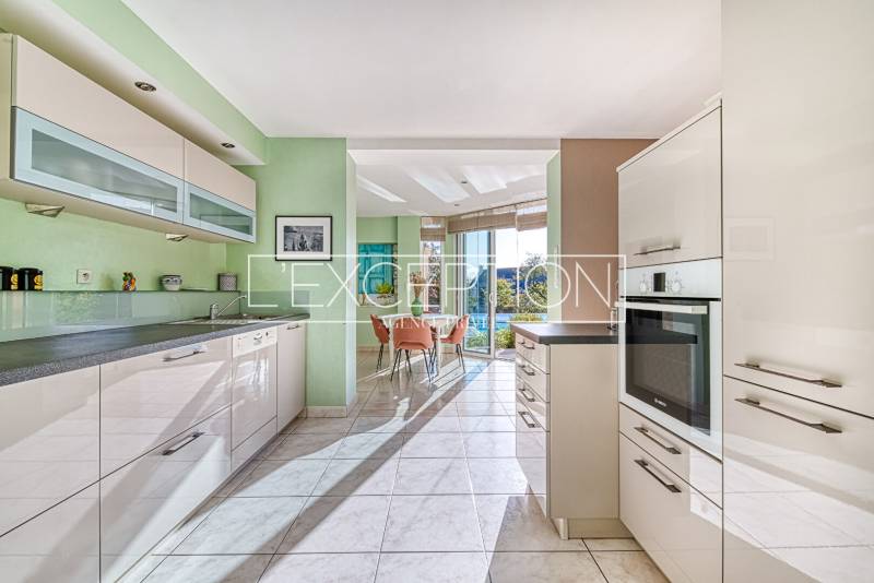 Maison de 168 m² dotée d'un pièce de vie avec cheminée, 5 chambres dont une suite parentale, jardin, double garage et piscine à Bouchemaine - Maine et Loire