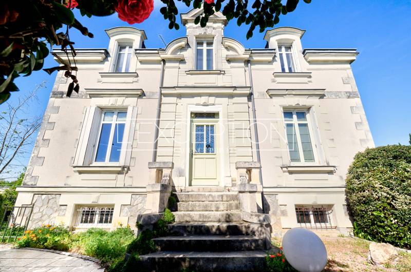 Elégante maison de caractère du XIXème avec jardin et grand garage